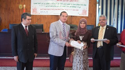 تكريم 24 طالبا معاقا بصريا لاجتيازهم الامتحان بدون مرافق بسوهاج (صور)