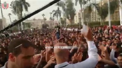 بسبب الحر.. رش مياه فوق رءوس الطلاب في حفل «حماقي» بجامعة القاهرة