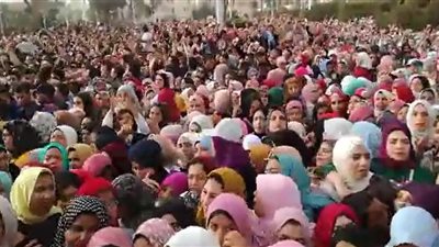 وصلة رقص لطلاب جامعة القاهرة قبل انطلاق حفل «حماقي» (فيديو)