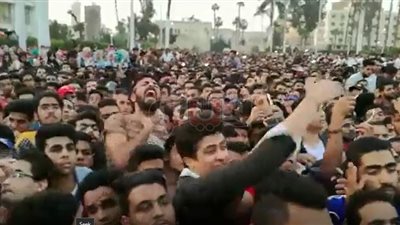 «وقف بنموت».. هتاف طلاب جامعة القاهرة للأمن في حفل حماقي (فيديو وصور)