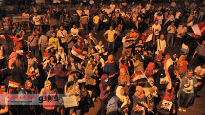 زيادة أعداد المتظاهرين أمام 