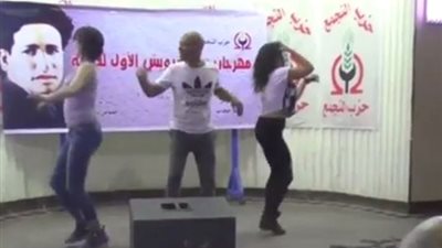 بالفيديو.. المهرجانات الشعبية في مواقف رسمية.. أغان تشعل حفل «الصوت الذهبي» بحضور وزير الثقافة.. «سفاح البنات» تهز حزب التجمع.. وطلاب حقوق الاسكندرية يحتفلون بـ«مفيش صاحب»