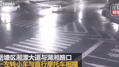 مصرع سائق دراجة نارية بعد حادث تصادم مروع (فيديو)