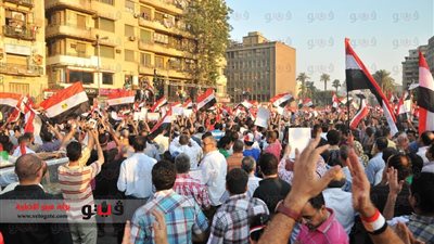 بالصور.. المتظاهرون يتوافدون على 