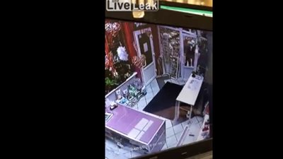 لحظة اعتداء لص على بائعة عجوز داخل متجر لبيع الزهور (فيديو)