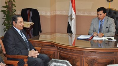 مساعد وزير الرياضة يبحث استعدادات البطولة الدولية الثانية للمظلات