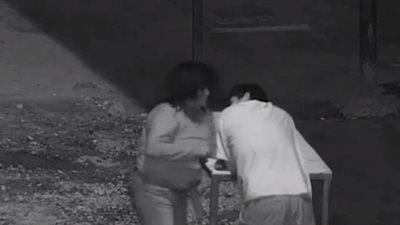 رجل سكران يعتدي على امرأة بطريقة وحشية (فيديو)