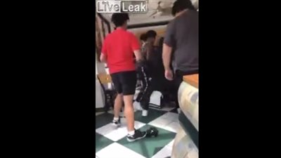 لحظة اعتداء طلاب مدرسة على مراهق بالضرب داخل مطعم (فيديو)