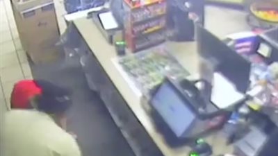 لص يعتدي على عجوز لسرقة متجرها (فيديو)