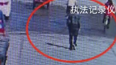 لحظة إنقاذ رجل أصيب بنوبة قلبية في الشارع (فيديو)