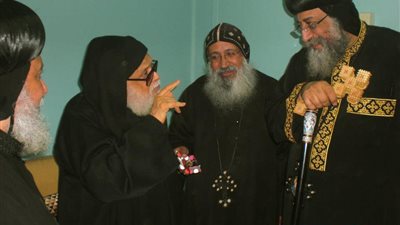 بالصور.. أقباط أسيوط يتمنون الشفاء لكبير أساقفة الصعيد 