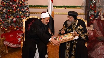 البابا تواضروس يقدم هدية لشيخ الأزهر بمناسبة عيد ميلاده
