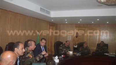بالصور.. محافظ الفيوم يلتقى وفدا من «القوات المسلحة»