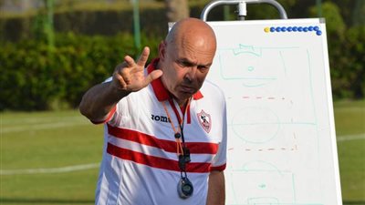 جروس يحاضر لاعبي الزمالك استعدادا للإسماعيلي