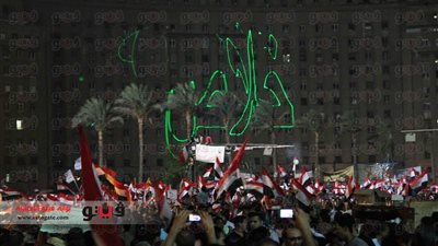 عروض ليزر بميدان التحرير وطائرات الجيش تلقي الزهور على المتظاهرين