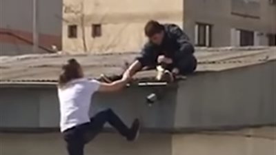 نهاية مروعة لشابين حاولا تسلق سطح بناية (فيديو)