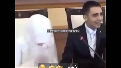 بالفيديو.. رد فعل طريف لعريس أثناء عقد القران