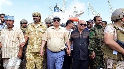بالصور.. جولة تفقدية للرئيس اليمني داخل ميناء عدن