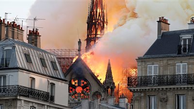 أبل تتعهد بالتبرع لترميم كاتدرائية نوتردام