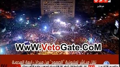 بالفيديو.. منصة رابعة العدوية تطالب المعتصمين بالهتاف باسم مرسي