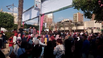 العشرات يتوافدون على حفل محمد حماقي في إستاد الزقازيق (فيديو وصور)