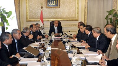 تفاصيل اجتماع المجموعة الاقتصادية.. 400 جنيه لشراء طن قصب السكر من المزراعين.. لجنة وزارية لبحث خفض عجز الموازنة وجذب الاستثمارات الأجنبية.. ومراجعة قانون سجل المستوردين بعد مضي 3 عقود على تشريعه