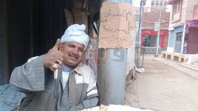 «على قد لحافك».. فكهاني يعلق لافتة من «كرتون» لتأييد التعديلات الدستورية بالغربية