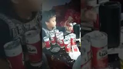 إجبار طفل صغير على التدخين وشرب الكحول أمام أمه (فيديو)