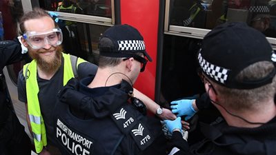 فوضى مرورية وخسائر بالملايين بسبب متظاهري المناخ ببريطانيا (فيديو)