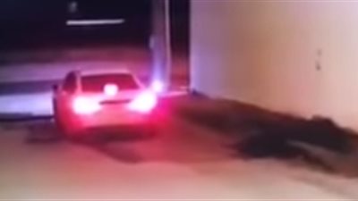 لحظة هروب خادمة من منزل كفيلها وسرقته (فيديو)