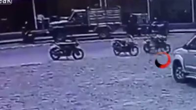 لحظة دهس سيارة دفع رباعي طفلة أثناء لعبها (فيديو)