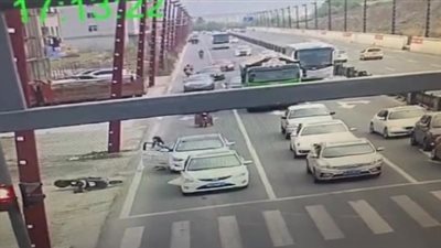 امرأة تتسبب في حادث مروع لسائق دراجة نارية (فيديو)