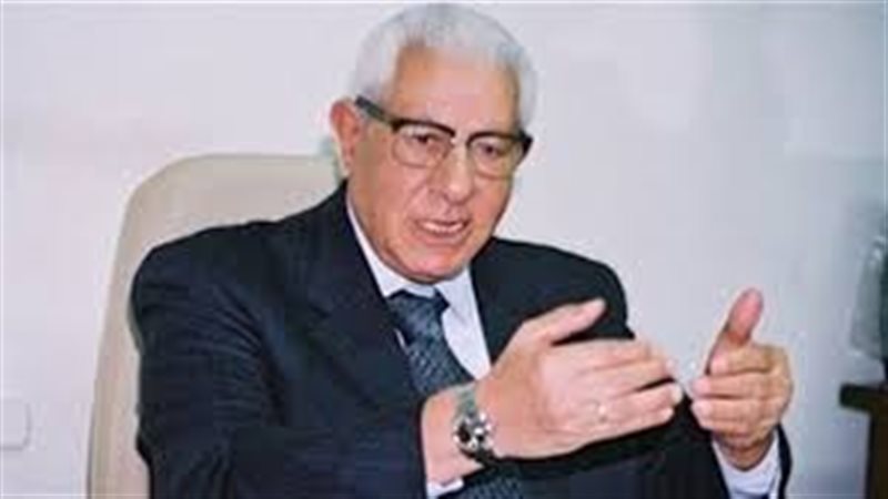  الكاتب الصحفي مكرم