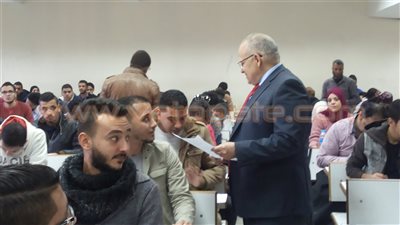 نائب رئيس جامعة القاهرة يحث المراقبين على حسن التعامل مع الطلاب