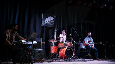 سامح شعبان يبدع بـ«الدرامز» في ساقية الصاوي