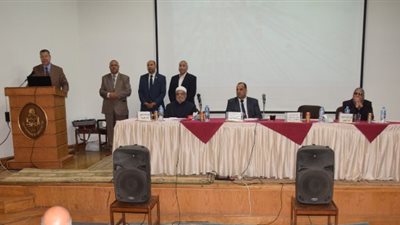 محافظ بني سويف: «الرئيس بيجري وإحنا مش ملاحقينه» (فيديو)