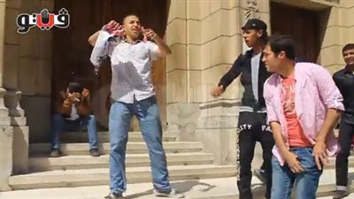 بالفيديو.. طالب إخواني يمزق صورة 