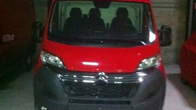 صورة تجسسية لسيارة 