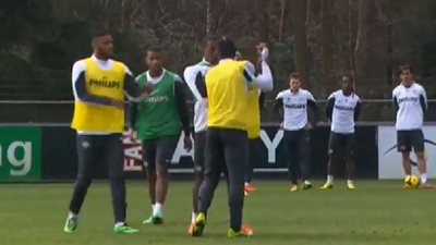 بالفيديو.. شجار بالأيدي بين لاعبي إيندهوفن الهولندي