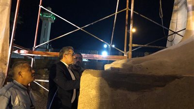 وزير الآثار يتفقد أعمال ترميم ورفع التمثال الأخير للملك رمسيس الثاني بمعبد الأقصر