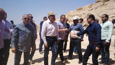 رئيس الوزراء يتفقد منطقة ذراع أبو النجا في الأقصر (صور)