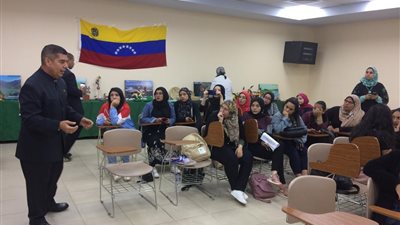 سفير فنزويلا يزور جامعة بدر.. ويفتتح معرضا للتراث