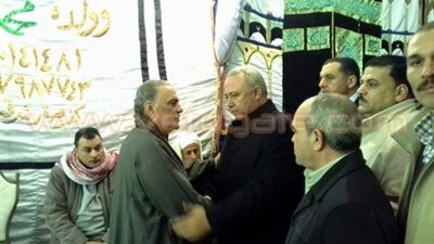 محافظ الشرقية يُقدم العزاء لأسرة شهيد «كفر صقر»