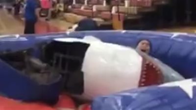 امرأة بدينة تحطم لعبة ملاهي (فيديو)