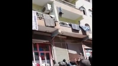 لحظة سقوط طفل من الطابق الثاني (فيديو)