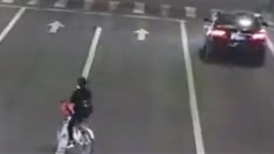 نهاية مأساوية لفتاة انشغلت بهاتفها المحمول أثناء ركوبها الدراجة (فيديو)