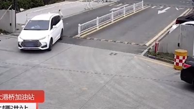 لحظة هروب امرأة شجاعة من سيارة مختطفيها بمحطة وقود (فيديو)