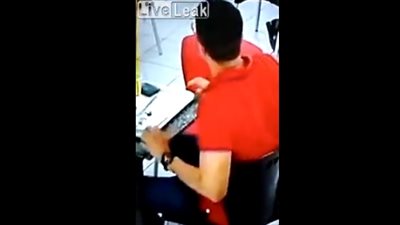 لحظة سرقة لص محفظة نقود من شاب داخل مطعم (فيديو)