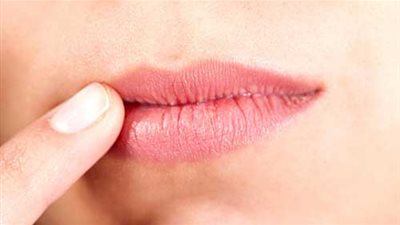وصفة طبيعية تحمي شفاهك من أضرار الشتاء
