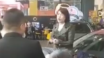 شاهد ما فعلته سيدة اكتشفت تسريب بنزين سيارتها الجديدة قبل الخروج من المعرض